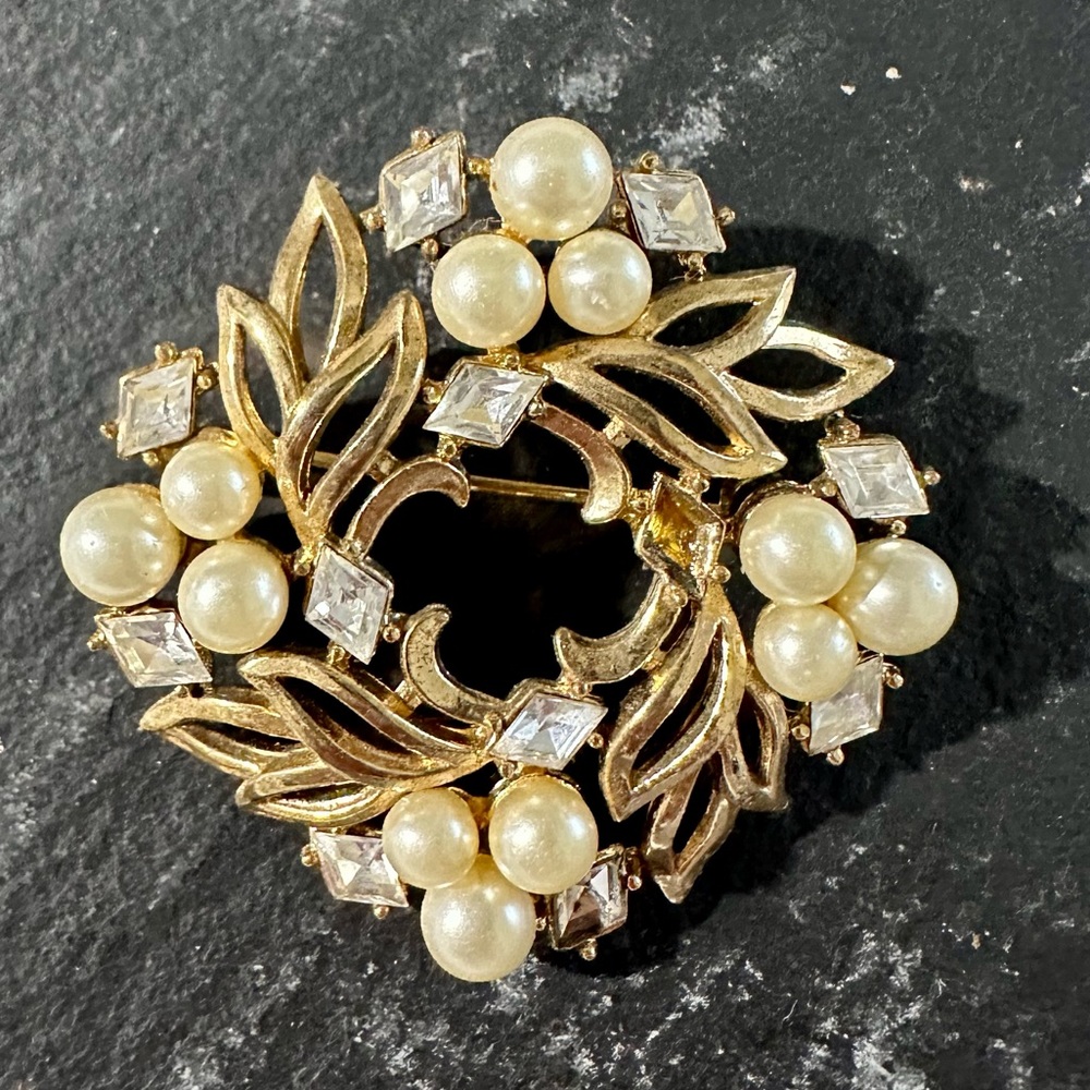 Estate Jewelry Vintage Round Pearl Rhinestone Brooch 1 1/2” Beautiful Gold Pin